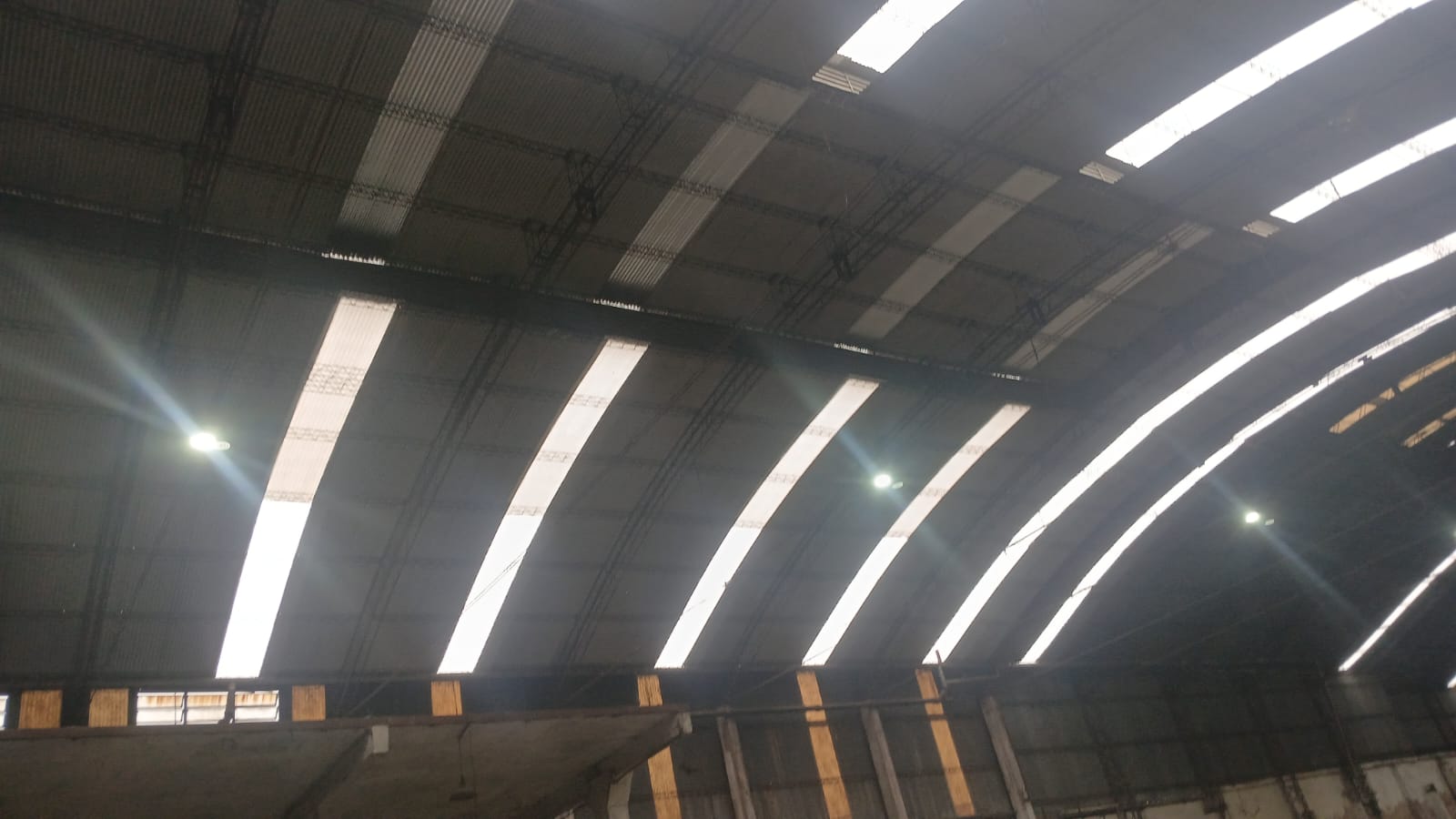 la imagen muestra el techo de una nave